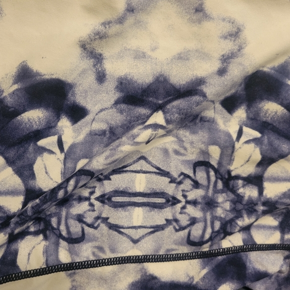 Lululemon Tank Top Women's 6 Ink Blot Blue White Indigo Scoop Neck Activewear - Picture 2 of 5